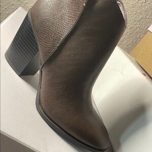 Elegant Brown Ankle Boots with Suede Finish and Block Heel